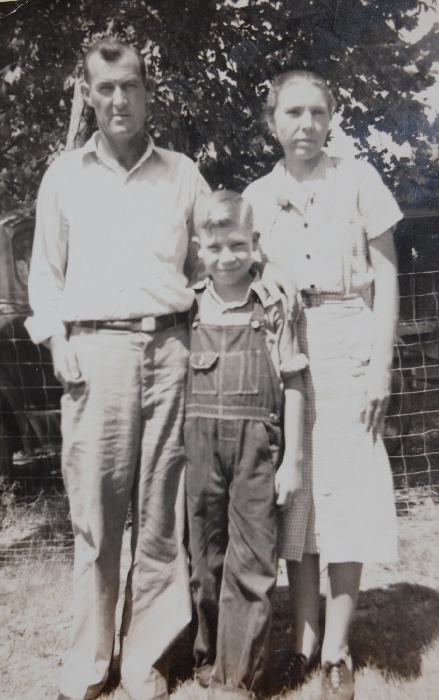 Clarence Buchanan and Ruth Adeline Wroten with son Thierl - date unknown