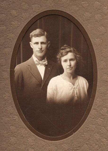 Will and Myrle Hawkins as a young couple / date unknown - estimated around 1920